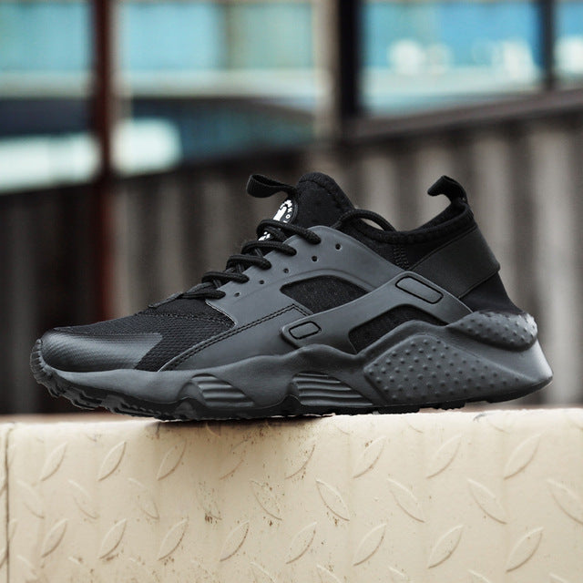 Men’s Low-Top Sneakers with Rounded Toe and Lace-Up Closure